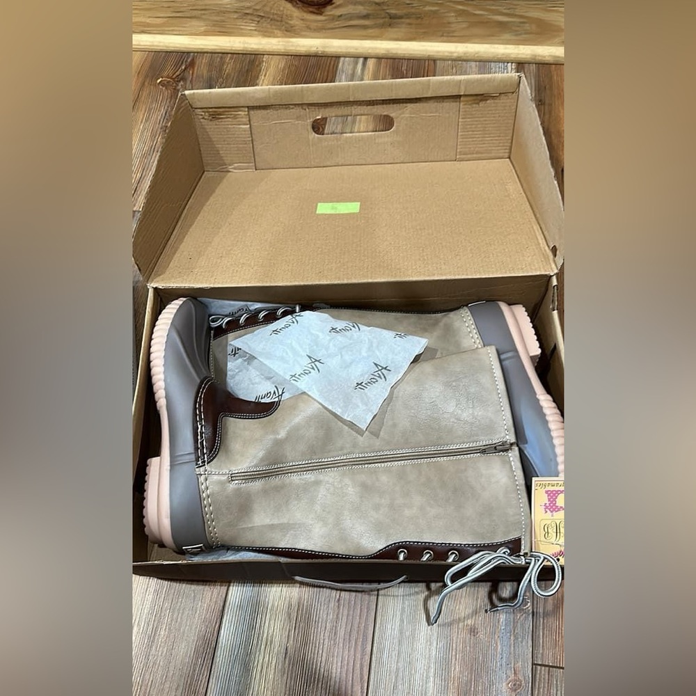 NWT Women’s tall duck boots